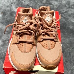 Nike Air Huarache in Brown